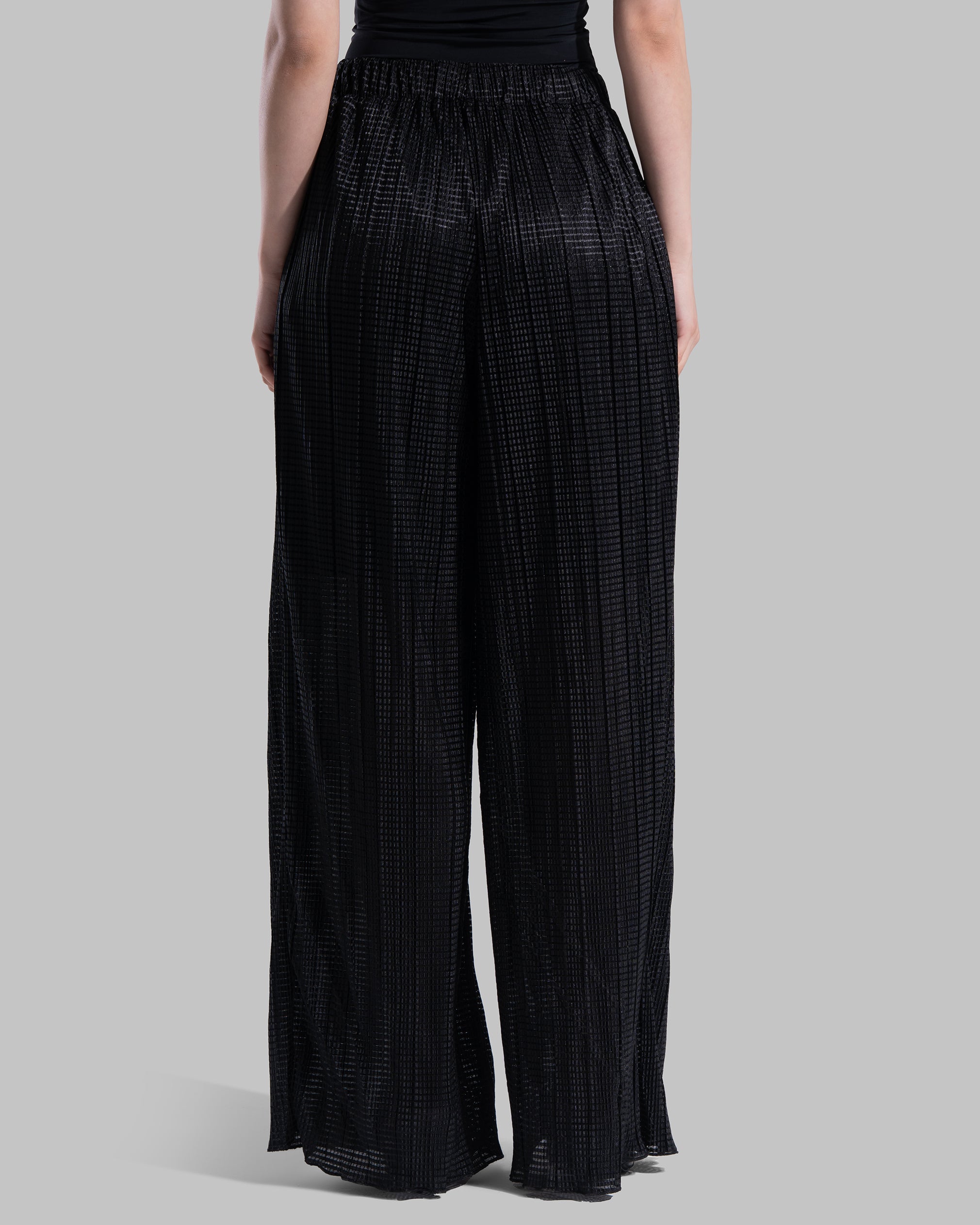 High-waisted wide-leg trousers with an elastic waistband and a textured plissé fabric.