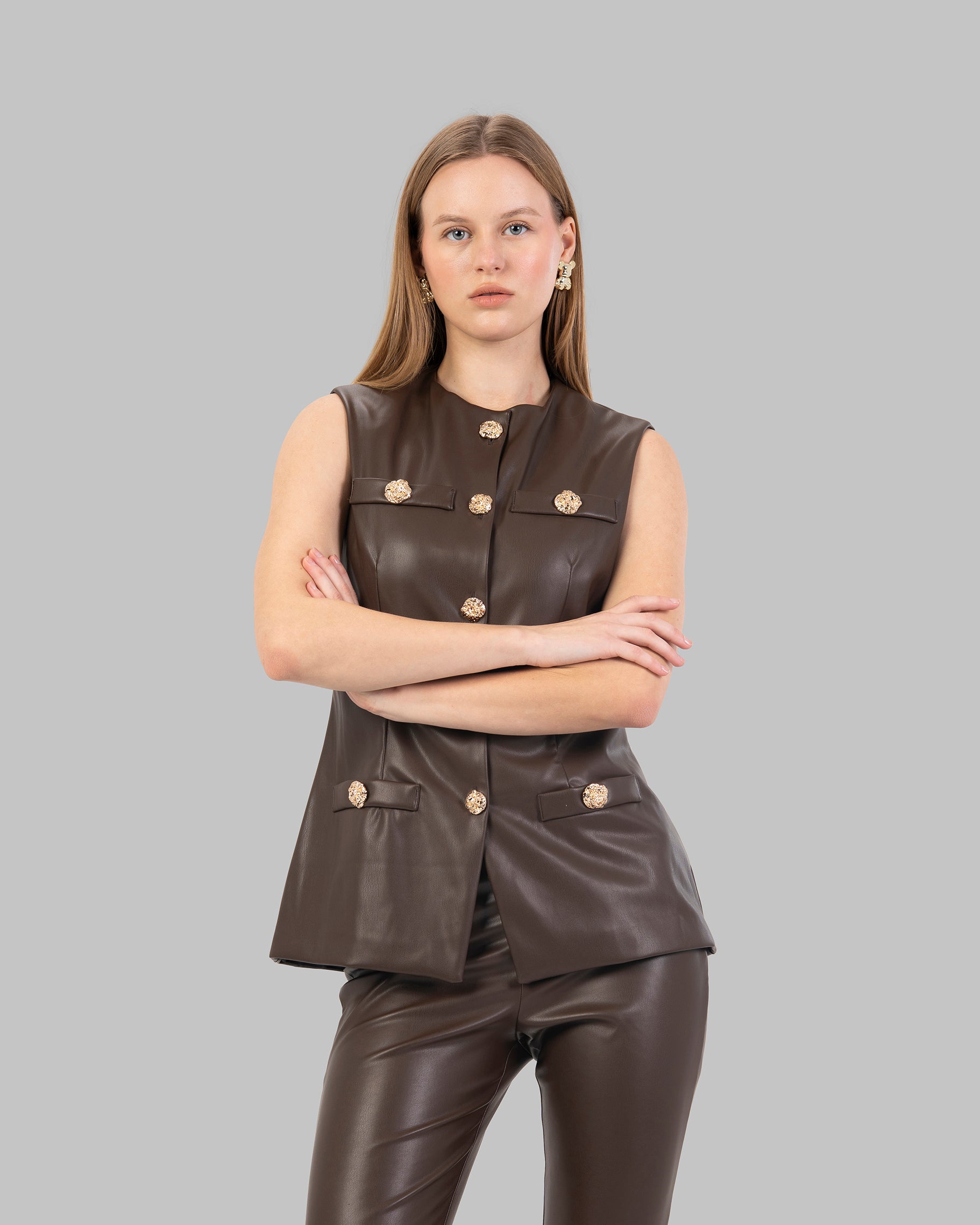 Tailored vest in leather.