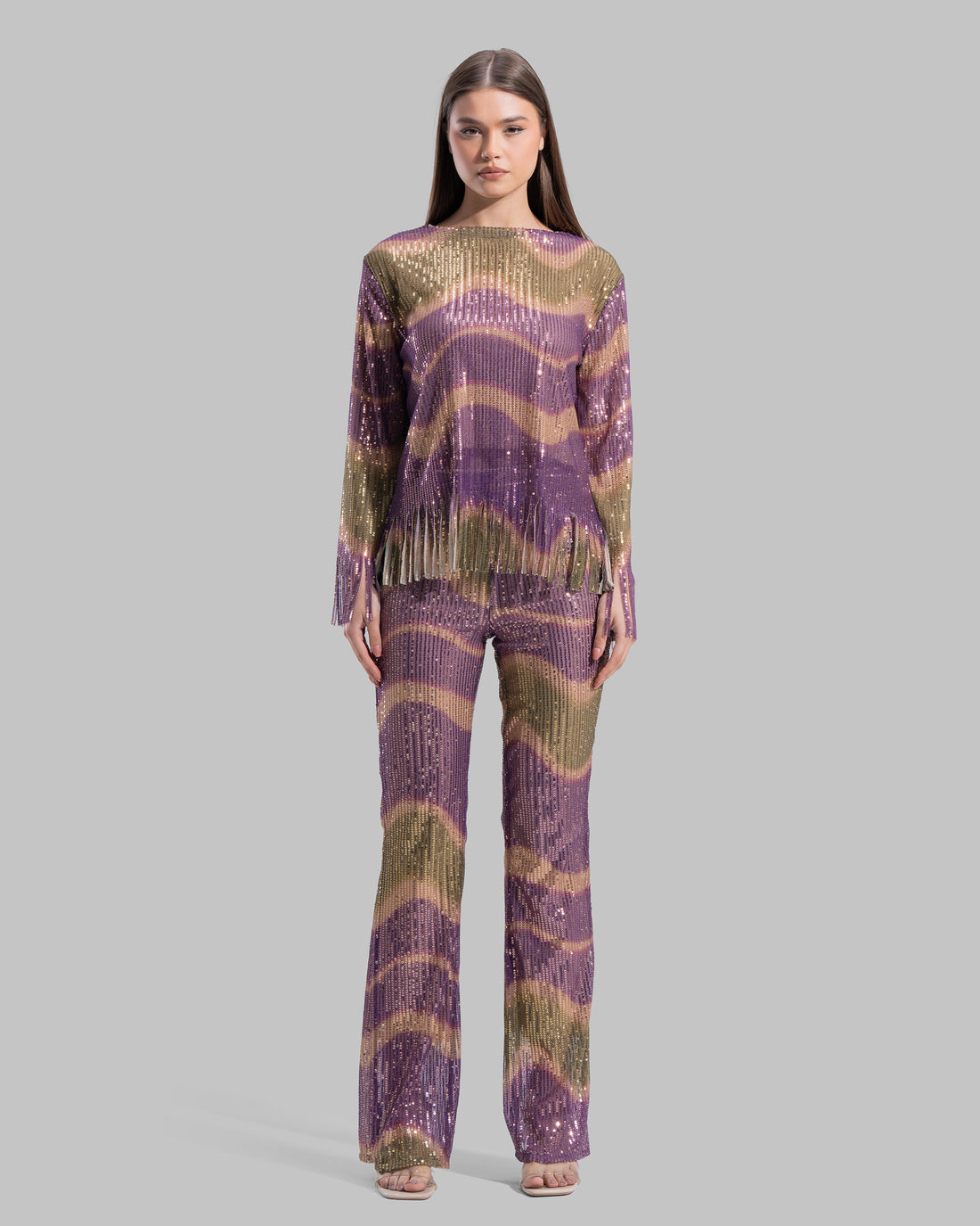 بلوزة برقبة دائرية وأكمام طويلة.