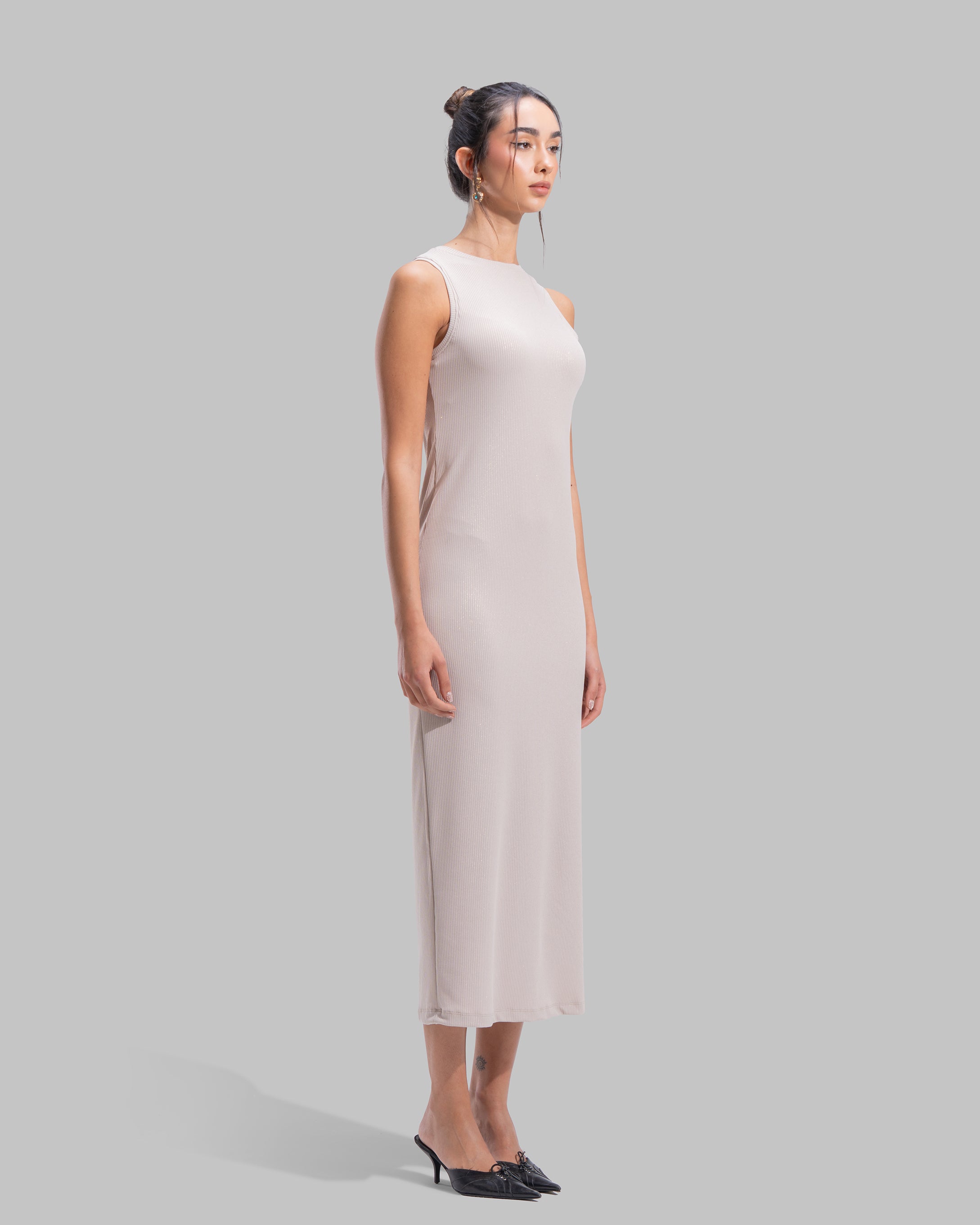 Sleeveless ribbed maxi dress with a round neckline and a tight-fit silhouette.
