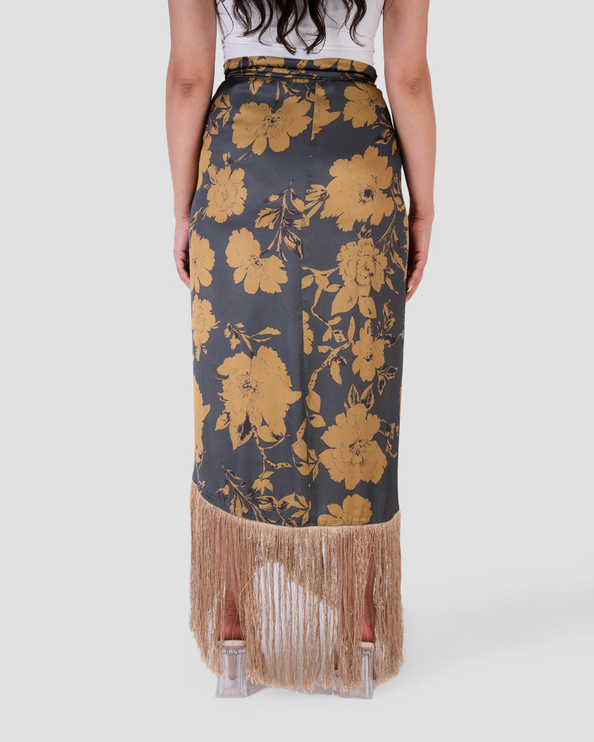 تنورة ملفوفة مطبوعة مع حافة مزينة بالشراشيب