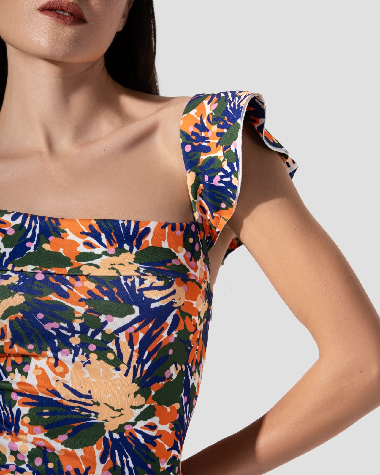 midi dress printed with square neck. asymmetric hem with ruffles