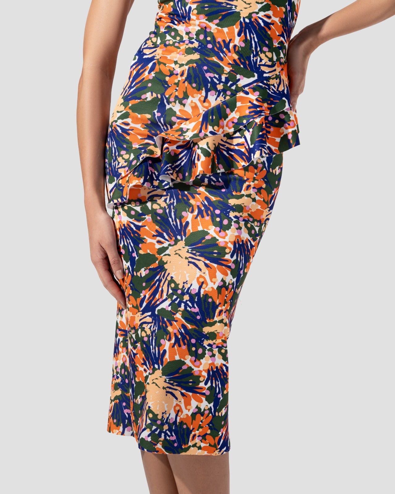 midi dress printed with square neck. asymmetric hem with ruffles