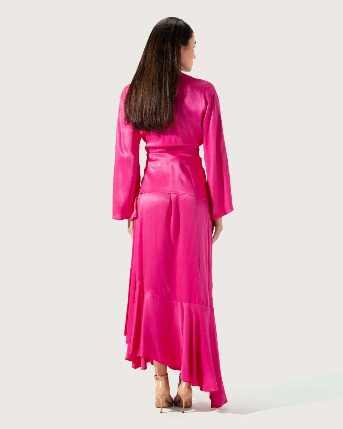 قميص ساتان سادة اللون برباط على شكل حرف V وأكمام طويلة