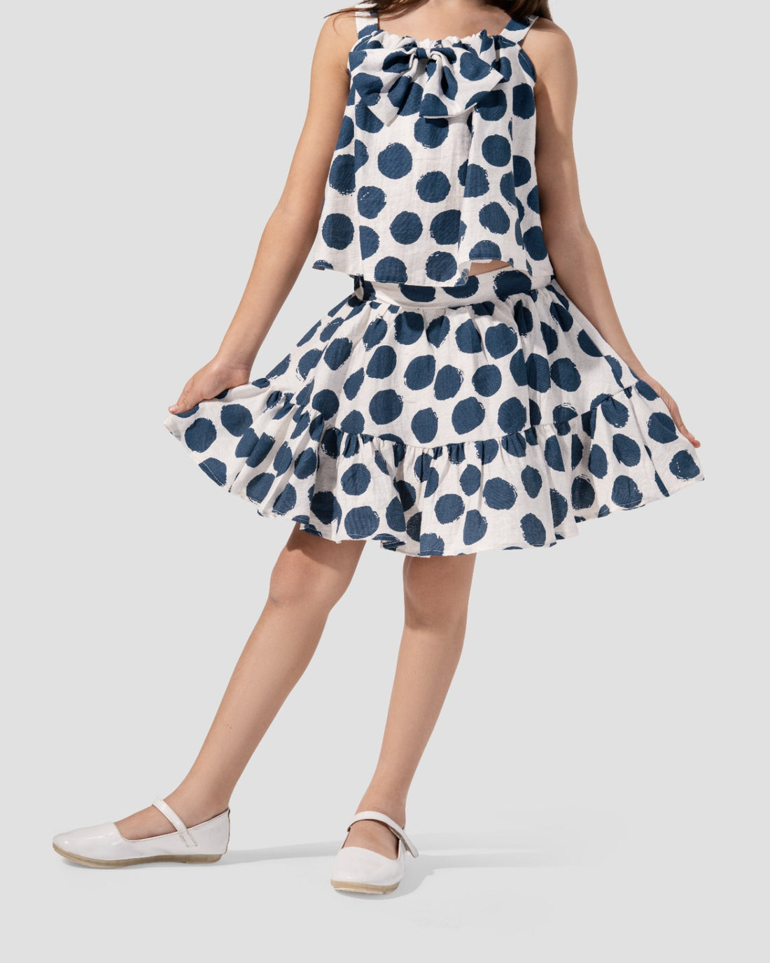 تنورة قصيرة منقطة ومكشكشة.