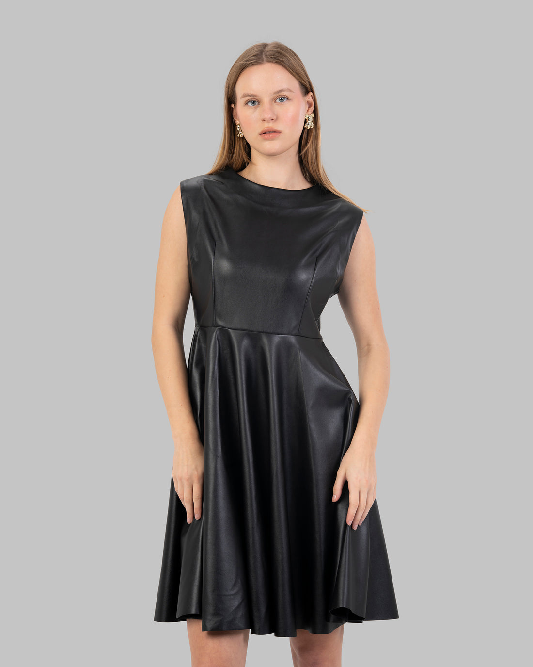 فستان من الجلد اللامع