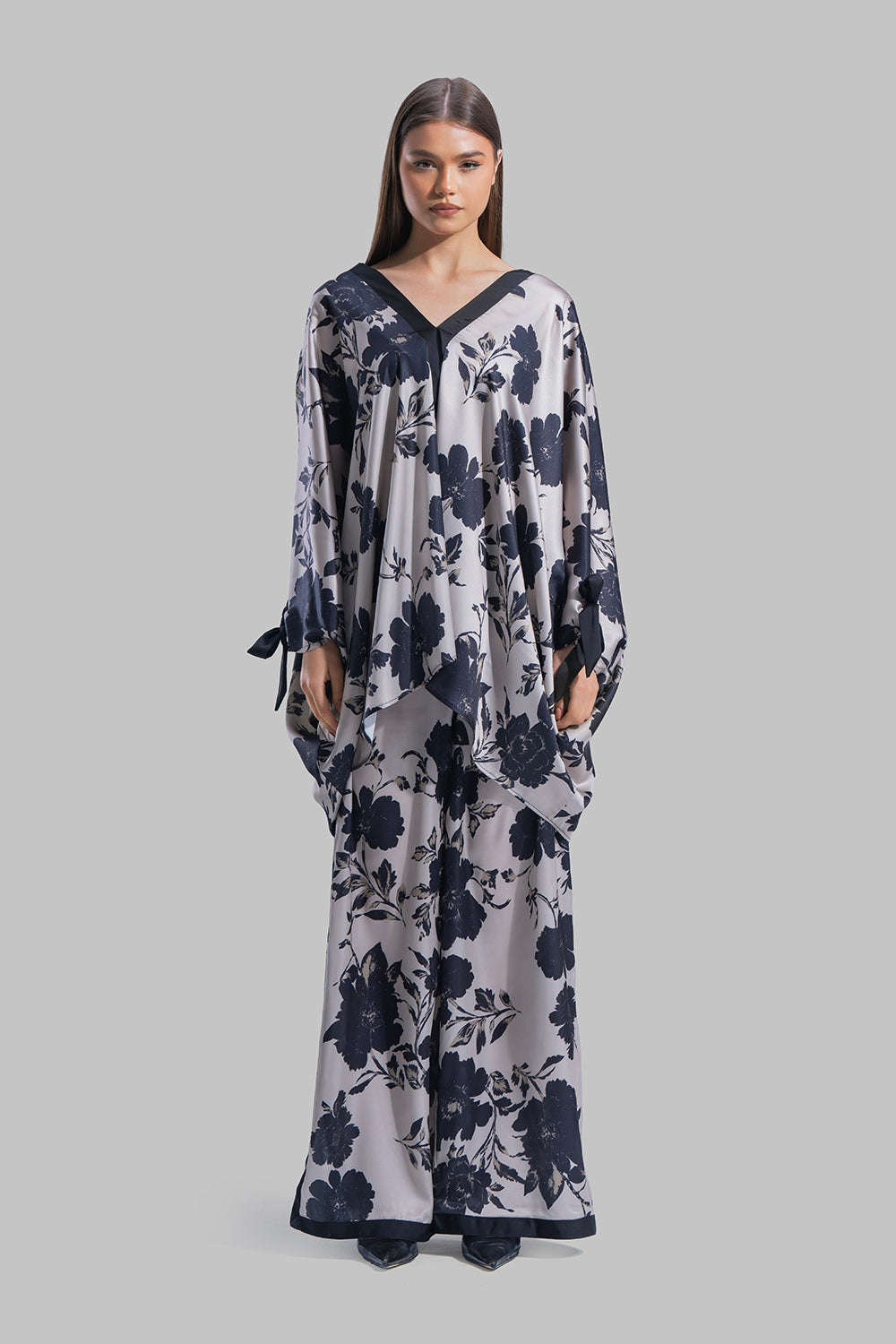 بلوزة بياقة على شكل حرف V مزينة بالزهور