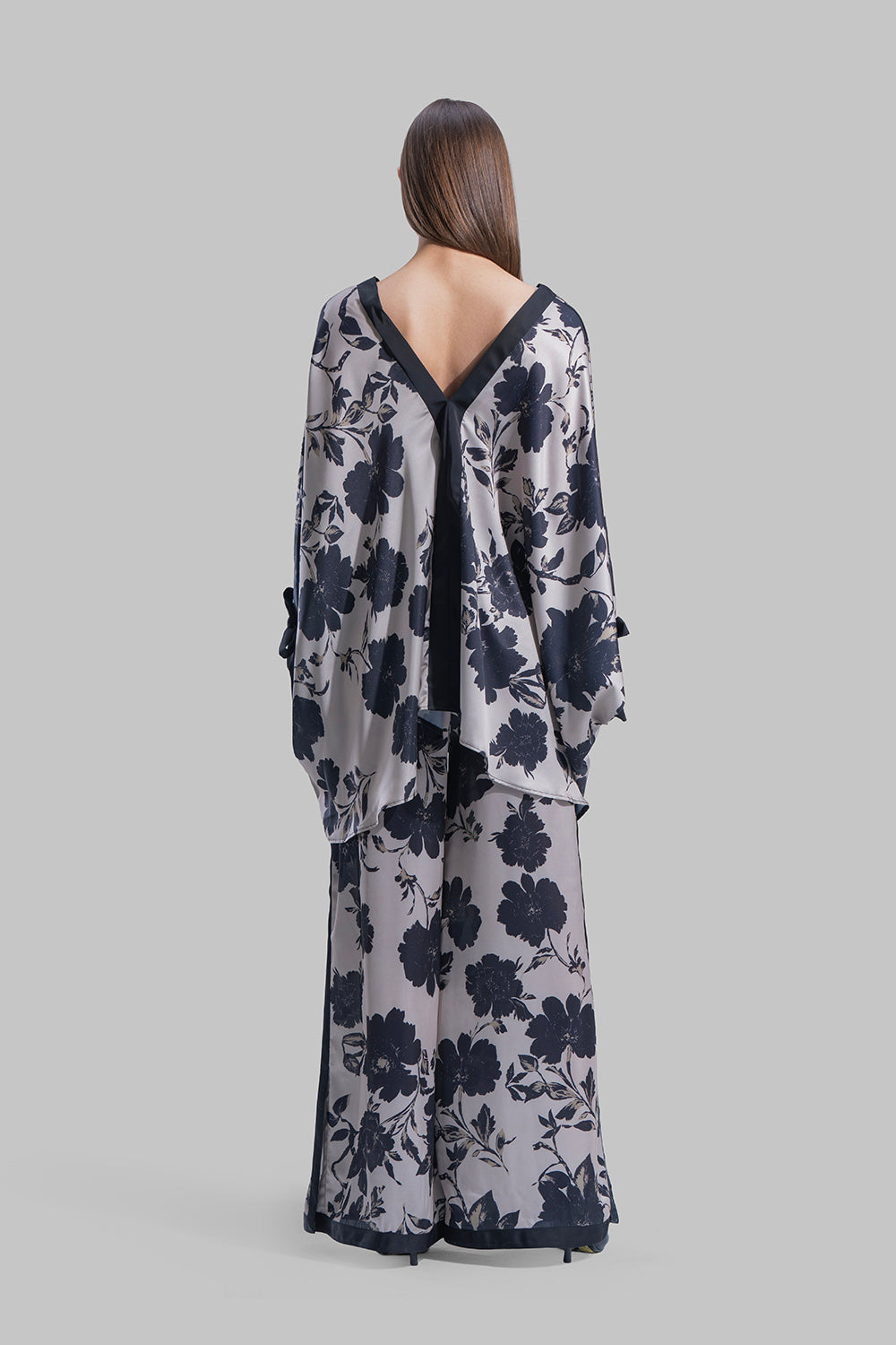 بلوزة بياقة على شكل حرف V مزينة بالزهور