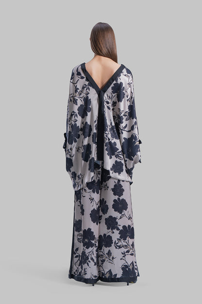 بلوزة بياقة على شكل حرف V مزينة بالزهور