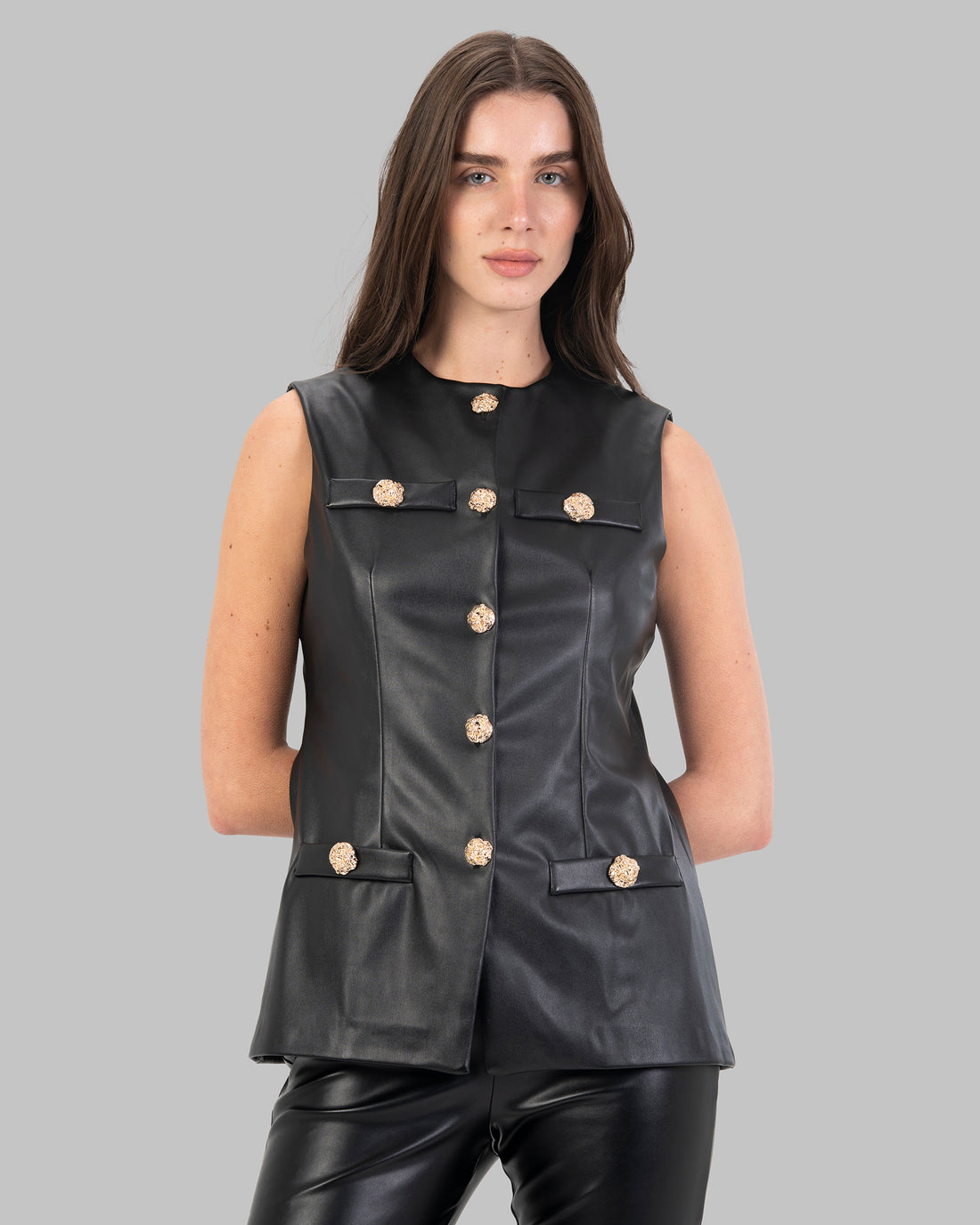 Tailored vest in leather.