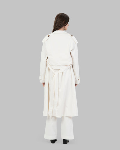 معطف واقٍ من المطر لا يزول بريقه.