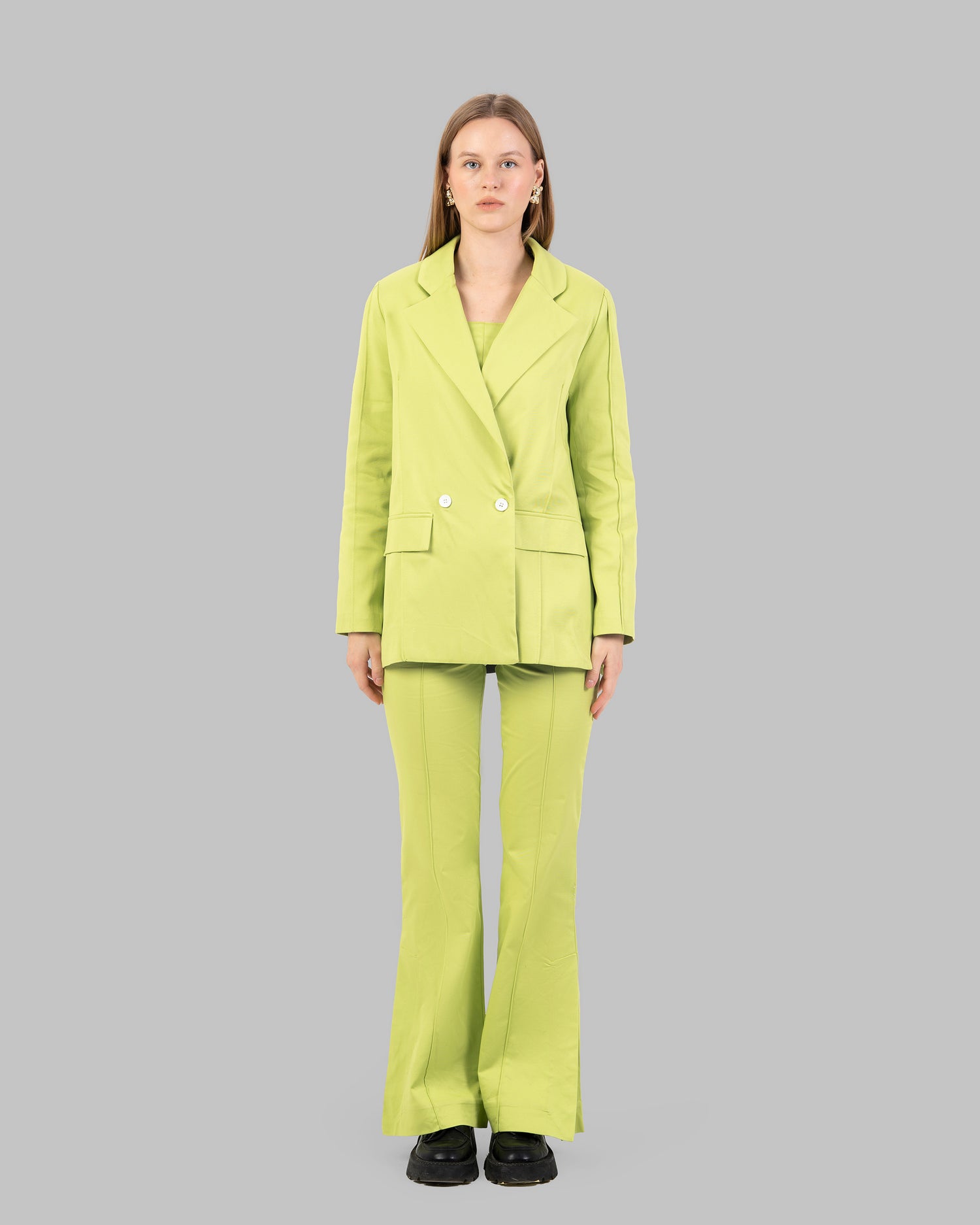 سترة كبيرة الحجم ذات صفين من الأزرار.