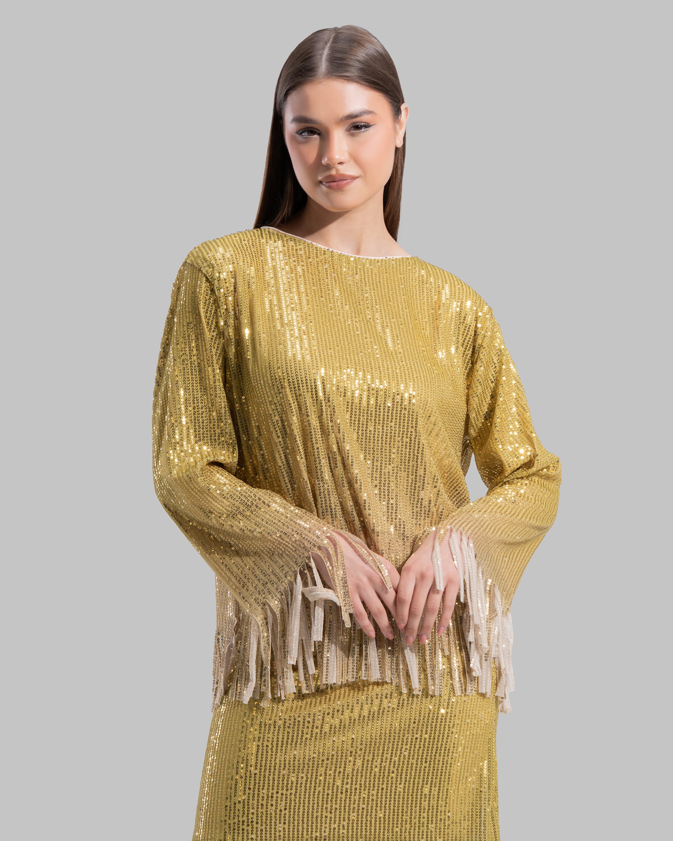 Round neck Blouse with long sleeves.