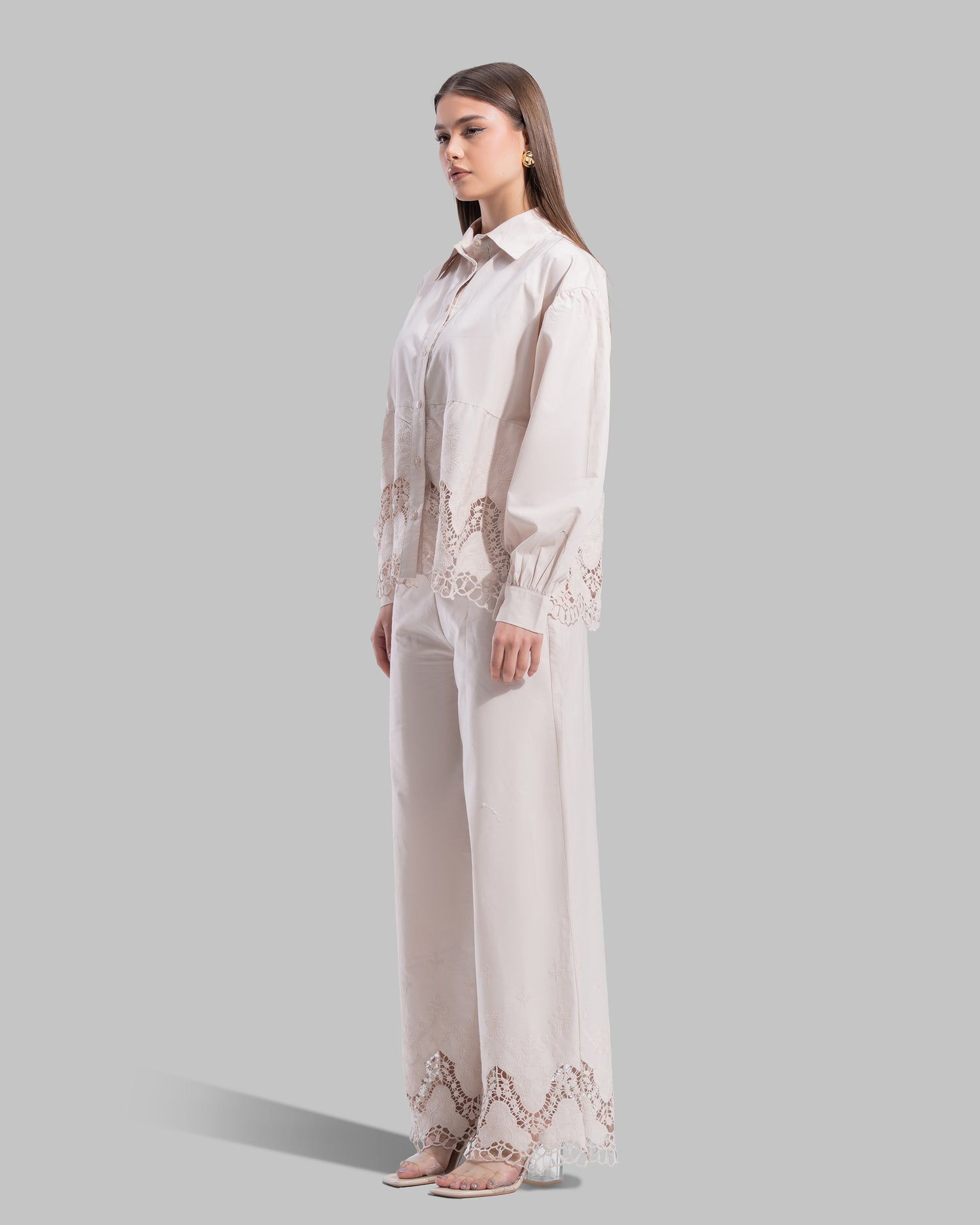 relaxed embroidered cotton blouse features a classic pointed coller