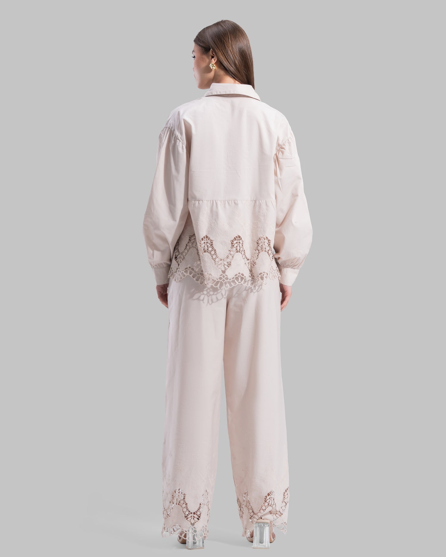 relaxed embroidered cotton blouse features a classic pointed coller