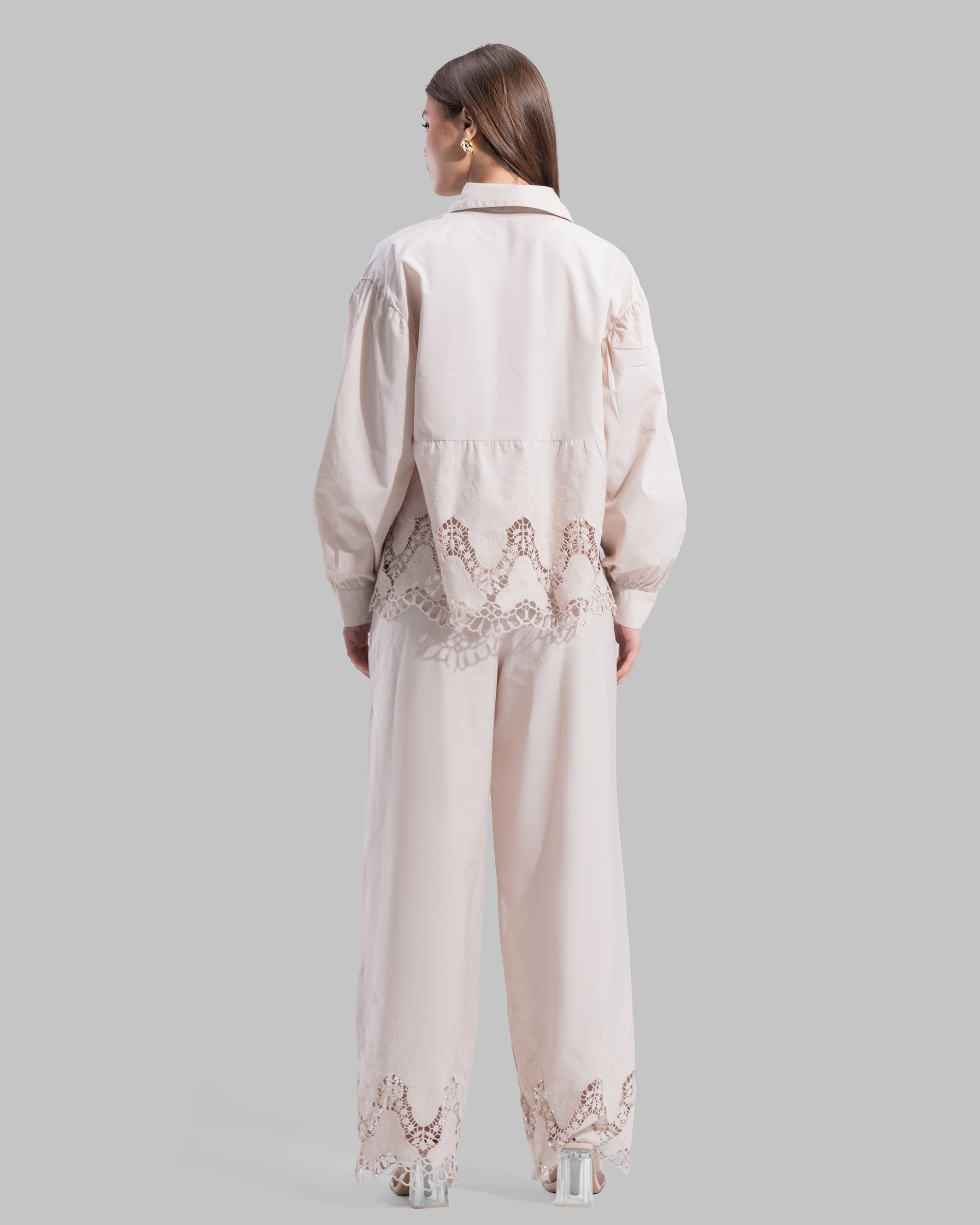 relaxed embroidered cotton blouse features a classic pointed coller