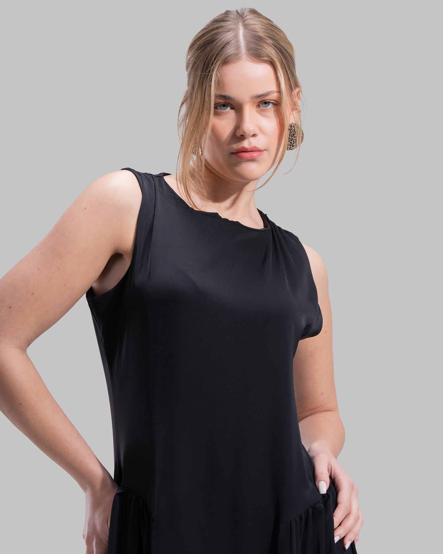 Sleeveless long dress with a round neckline.