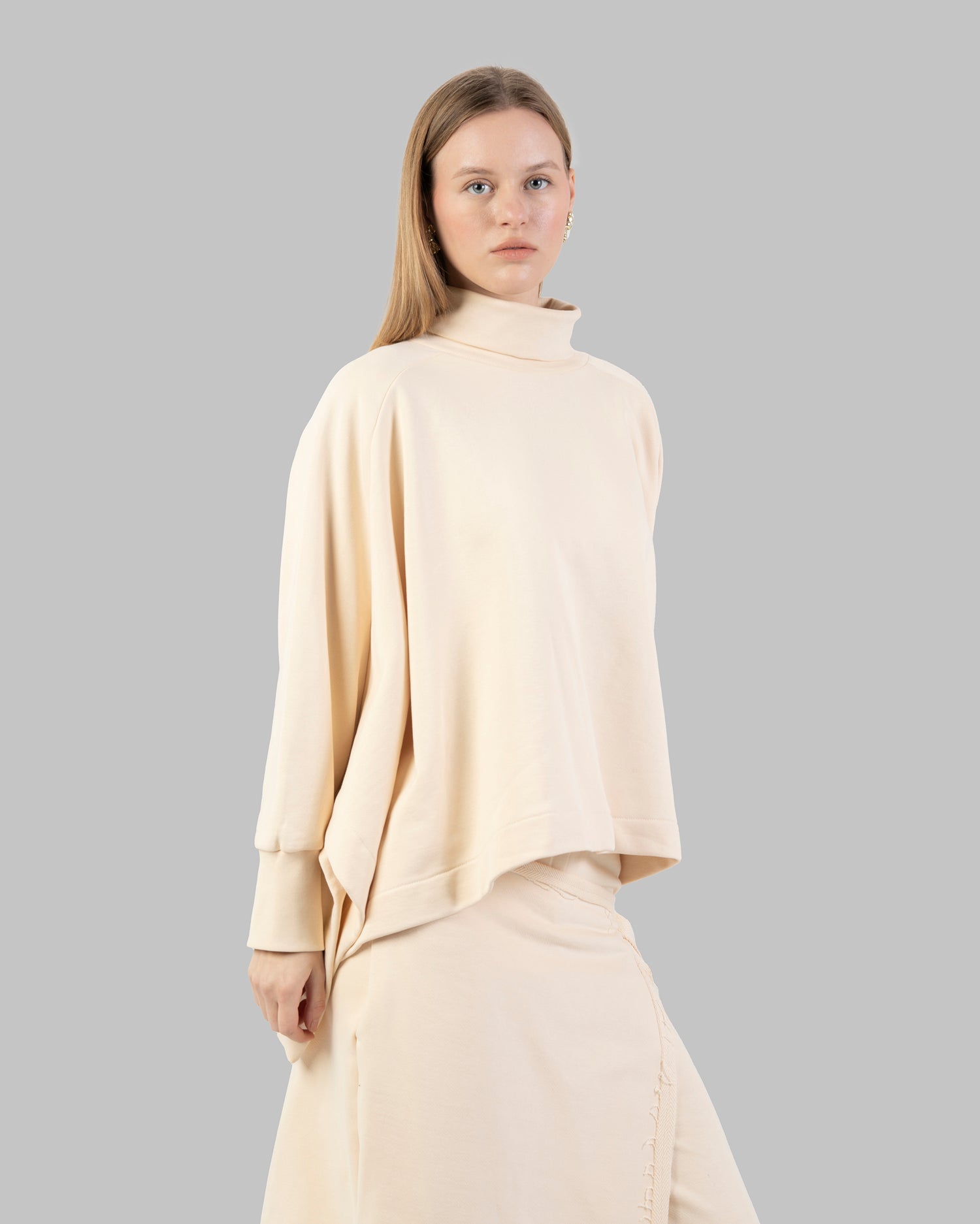 بلوزة فضفاضة بتصميم البونشو مصنوعة من قماش ناعم.