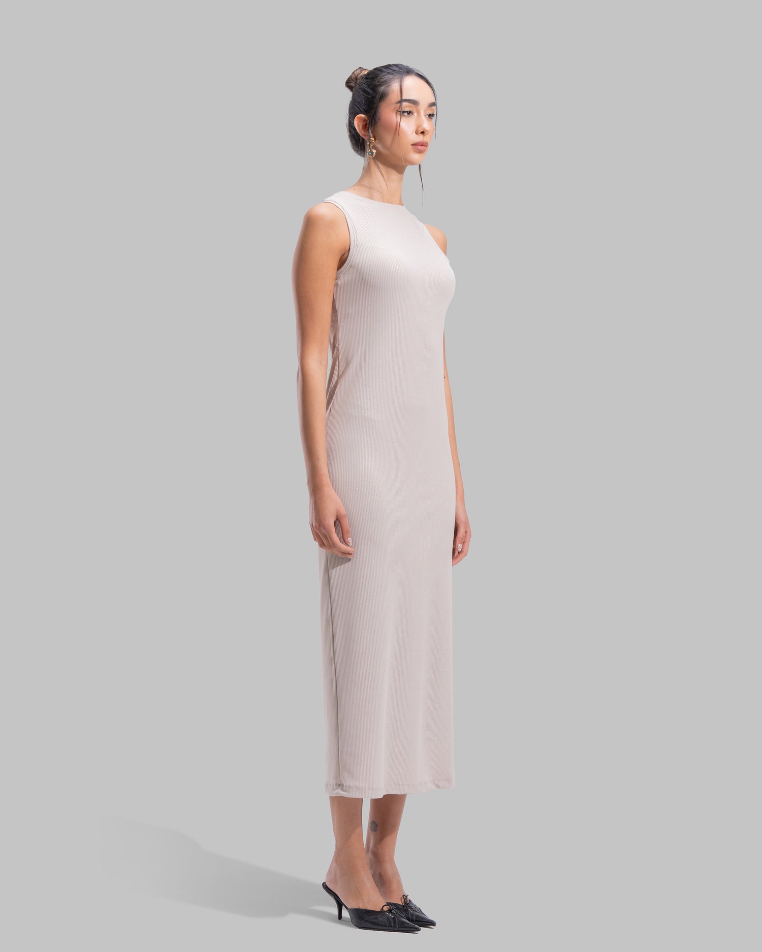 Sleeveless ribbed maxi dress with a round neckline and a tight-fit silhouette.