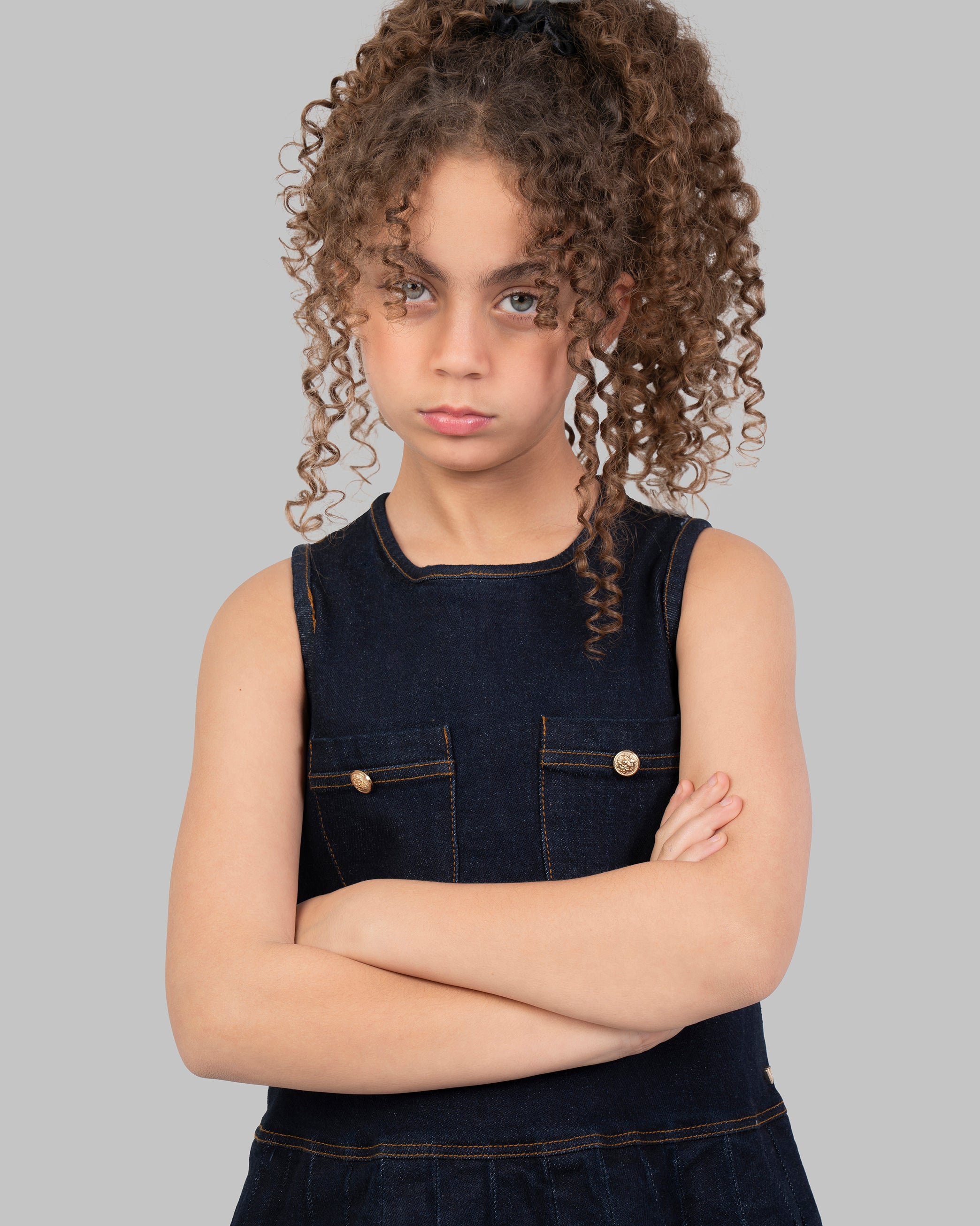 فستان جينز مطوي، فستان قصير بدون أكمام من قماش الدنيم الداكن.