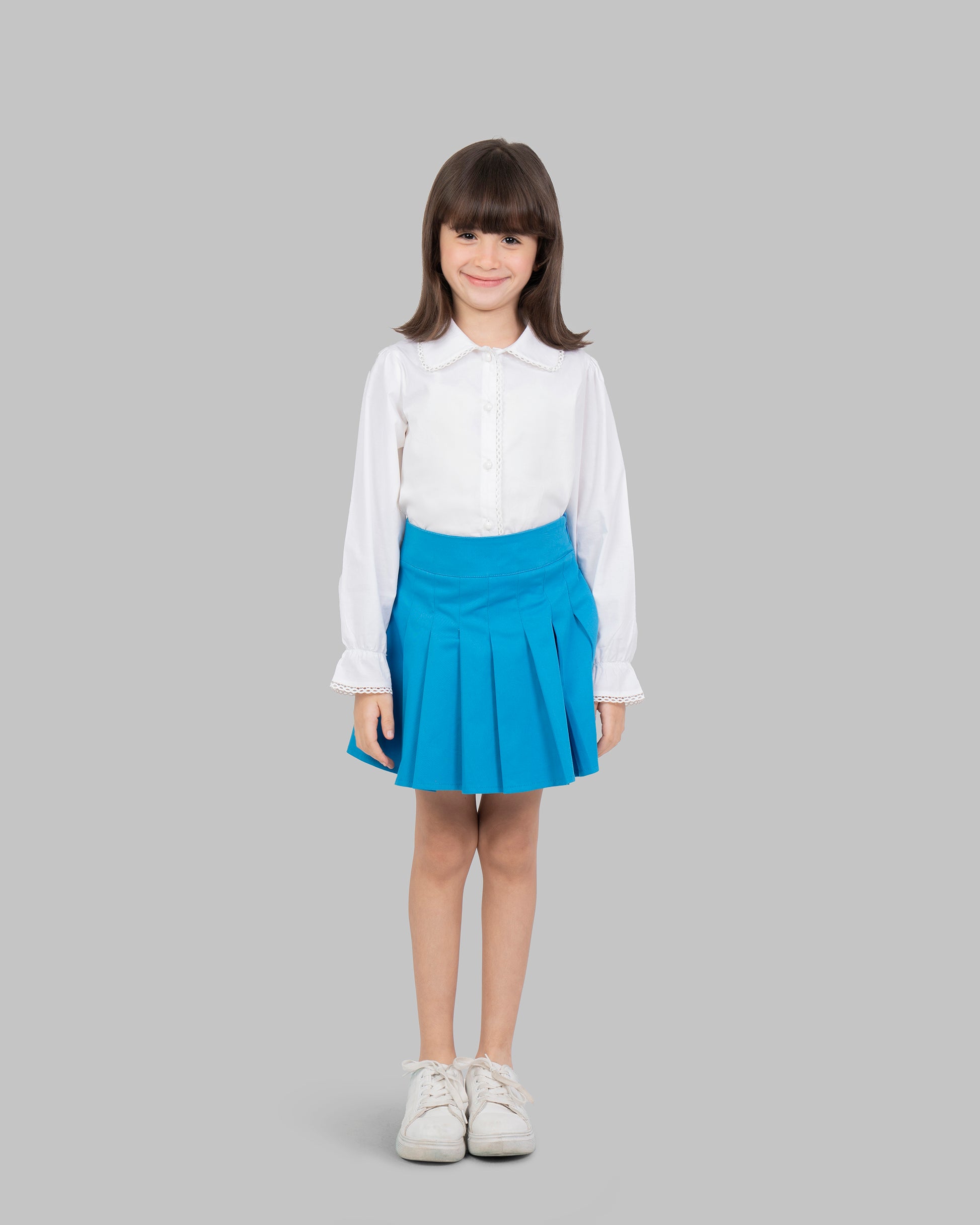 Pleated mini skirt in flashy colors.