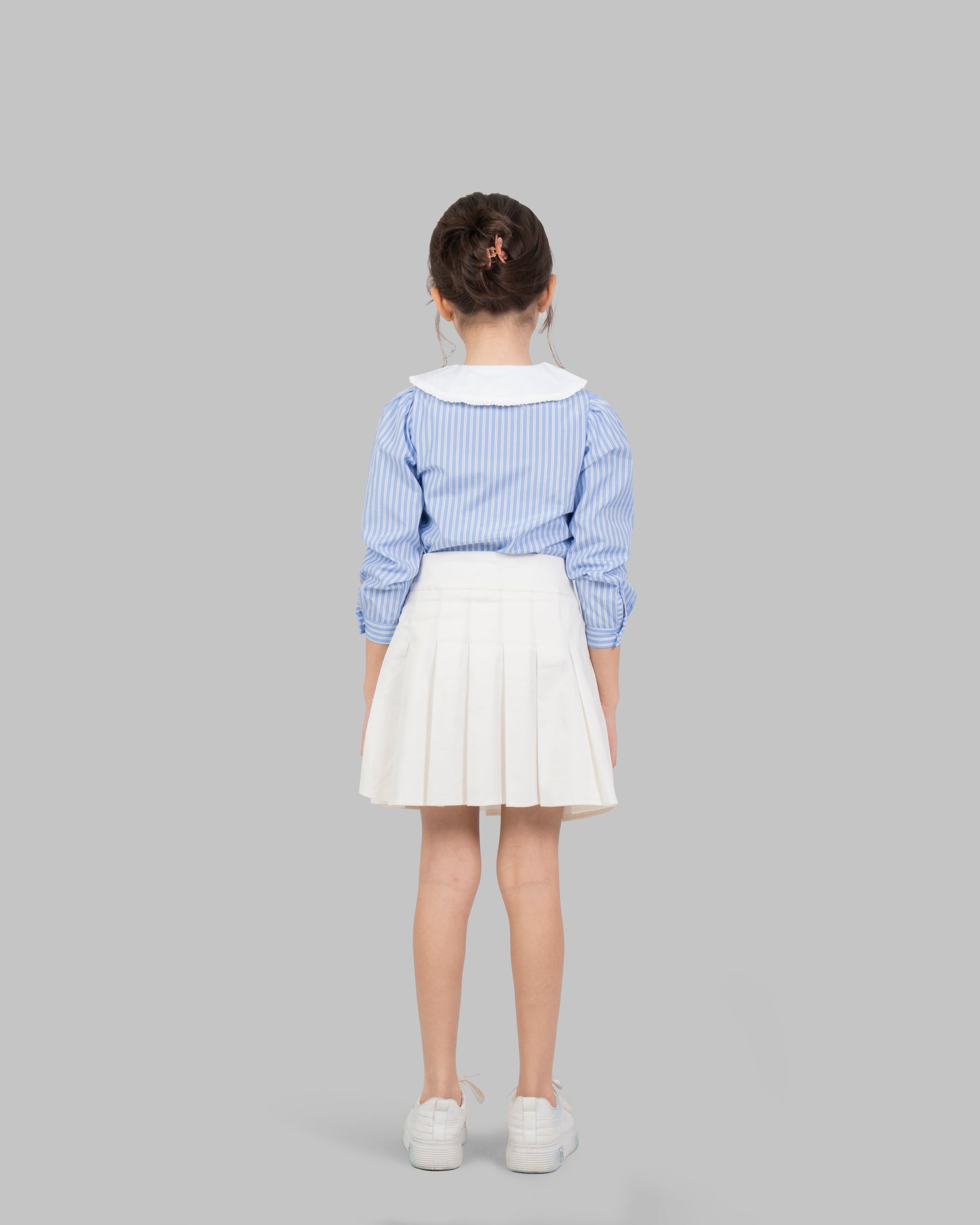 بلوزة قطنية مخططة باللون الأزرق الفاتح