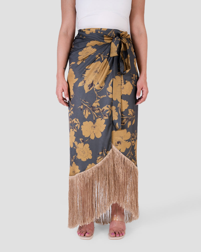 تنورة ملفوفة مطبوعة مع حافة مزينة بالشراشيب