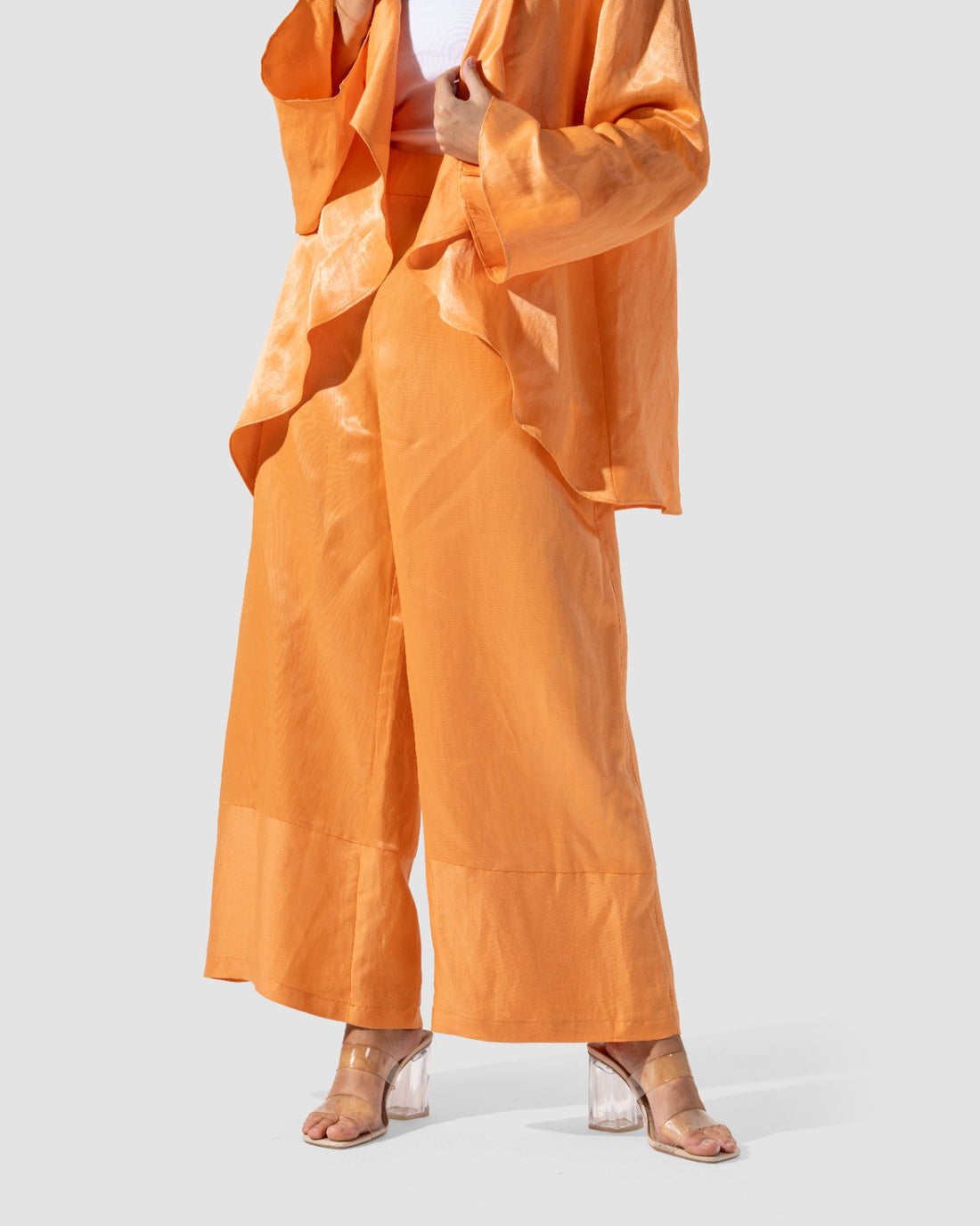 بنطلون عالي الخصر مع بطانة داخلية أنيقة