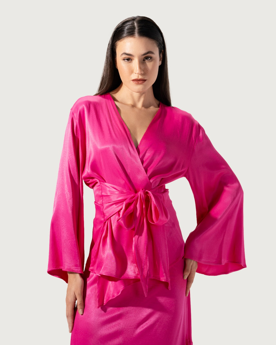 قميص ساتان سادة اللون برباط على شكل حرف V وأكمام طويلة