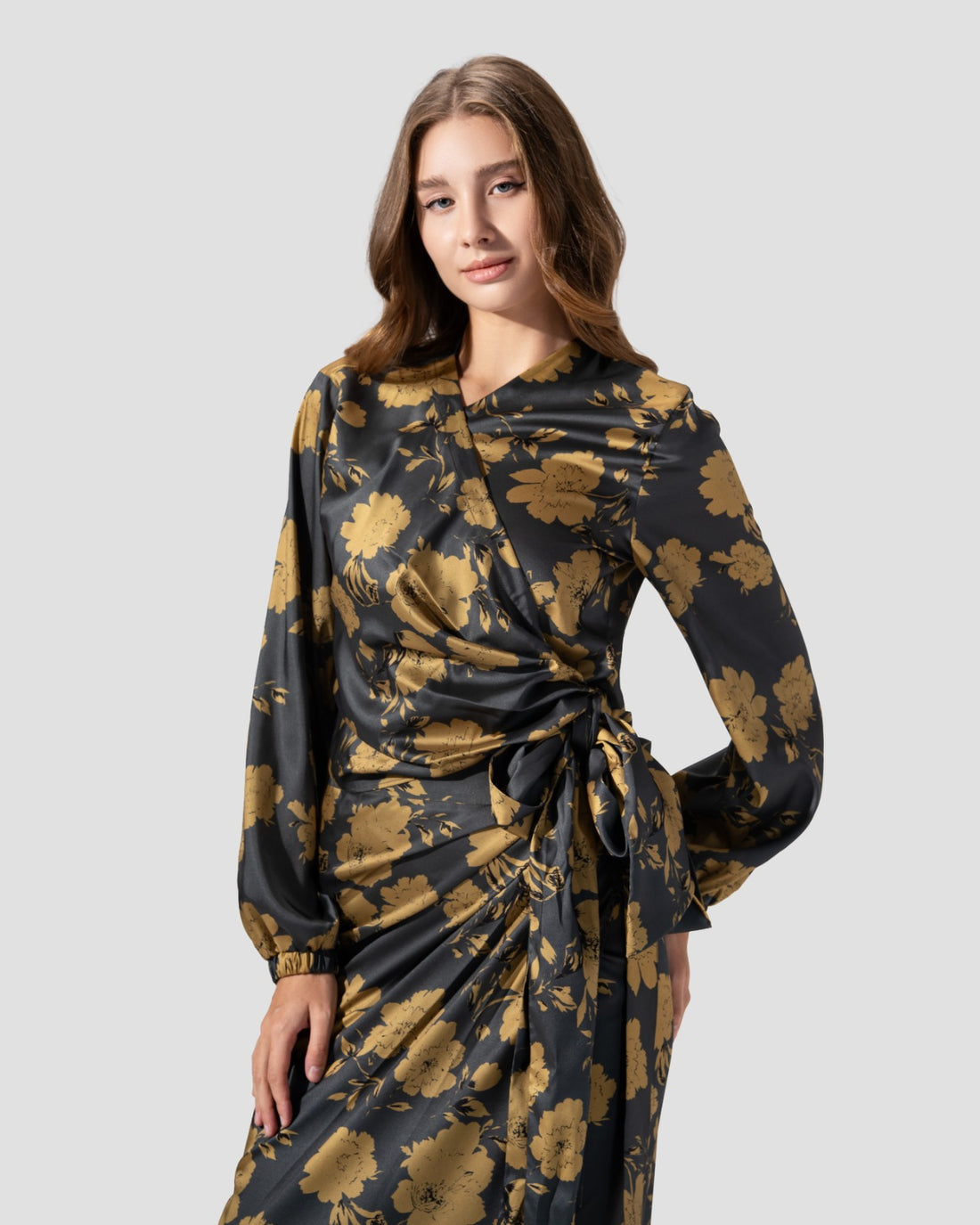 بلوزة مطبوعة ملفوفة بأكمام طويلة